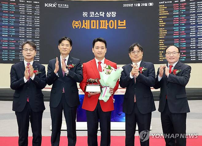 세미파이브 코스닥시장 상장기념식 (서울=연합뉴스) 29일 서울 영등포구 한국거래소에서 열린 세미파이브 코스닥시장 상장기념식에서 관계자들이 상장기념패 전달 후 기념 촬영하고 있다. 
    왼쪽부터 김대영 한국IR협의회 부회장, 민경욱 한국거래소 코스닥시장본부장, 조명현 세미파이브 대표이사, 이충훈 삼성증권 부사장, 강왕락 코스닥협회 부회장. 2025.12.29 [한국거래소 제공. 재판매 및 DB 금지] photo@yna.co.kr