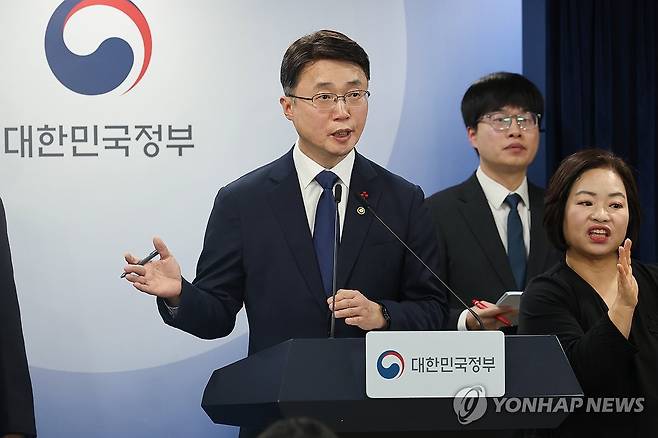 KTㆍLGU+ 침해사고 관련 질의응답하는 류제명 차관 (서울=연합뉴스) 서대연 기자 = 류제명 과학기술정보통신부 제2차관이 29일 서울 종로구 정부서울청사에서 열린 KTㆍLGU+ 침해사고 조사 결과 브리핑에서 취재진 질문에 답하고 있다.
과기정통부는 이날 브리핑에서 해킹 방지를 소홀히 해 이용자에게 안전한 통신 서비스를 제공할 의무를 다하지 못한 책임을 물어 KT에 전 이용자를 대상으로 위약금 면제 조치를 할 것을 요구했다. 2025.12.29 dwise@yna.co.kr