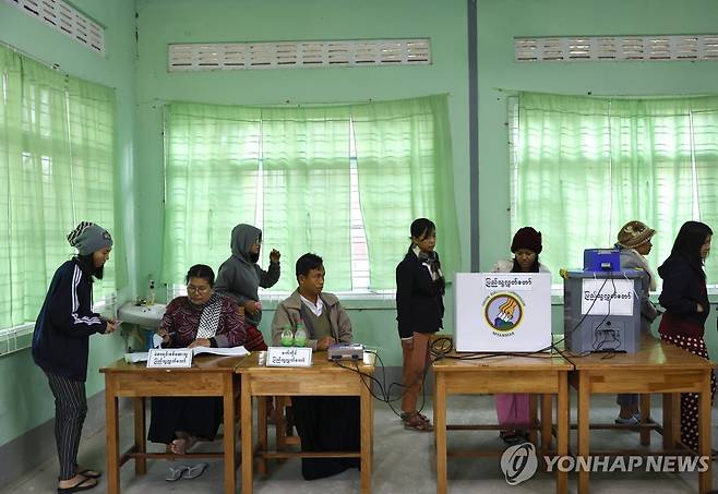미얀마 총선 투표 지난 28일(현지시간) 미얀마 총선 1차 투표가 실시된 가운데 수도 네피도의 한 투표소에서 유권자들이 투표하고 있다.
[EPA 연합뉴스 자료사진. 재판매 및 DB 금지]