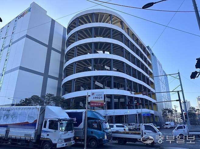 30일 인천 미추홀구 도화동 소재의 쿠팡 물류창고 인근 도로에서 대형 화물차량들이 지나고 있다. 사진=노선우 기자