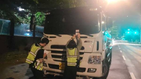 화물자동차 불법행위 단속 현장.[사진=경기도]