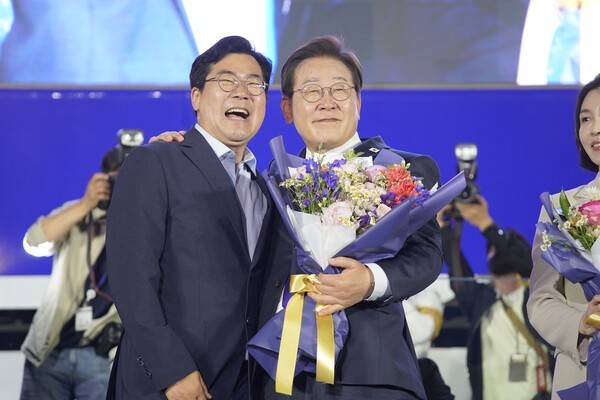 박찬대 원내대표가 제21대 대선에서 승리한 이재명 대통령과 함께 하고 있다. <박찬대 의원실 제공>