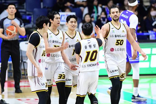 창원LG 선수들이 26일 부산 KCC와 경기에서 득점을 올린 뒤 기뻐하고 있다. /KBL