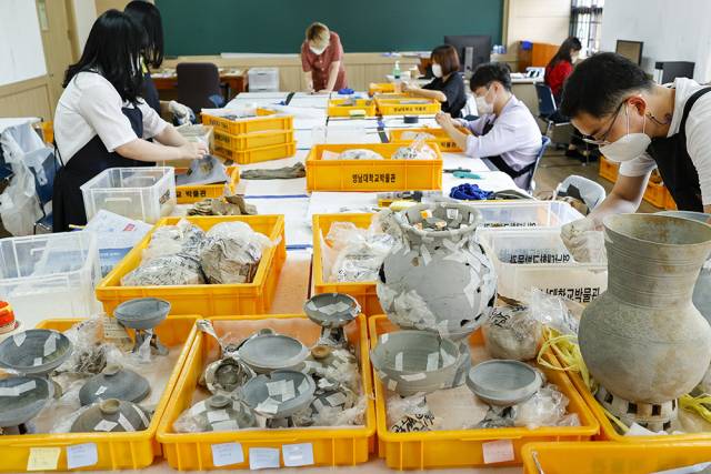 영남대학교박물관 연구원들이 유물 정리 작업에 한창인 모습. 영남대 제공