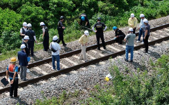 20일 경북 청도군 화양읍 삼신리 청도소싸움 경기장 인근 경부선 철로에서 전날 발생한 열차 사고에 대한 유관기관 합동 감식이 진행되고 있다. 전날 이곳에서는 무궁화호 열차가 선로 인근에서 작업 중이던 근로자 7명을 치어 2명이 사망하고 5명이 다치는 사고가 났다. 연합뉴스