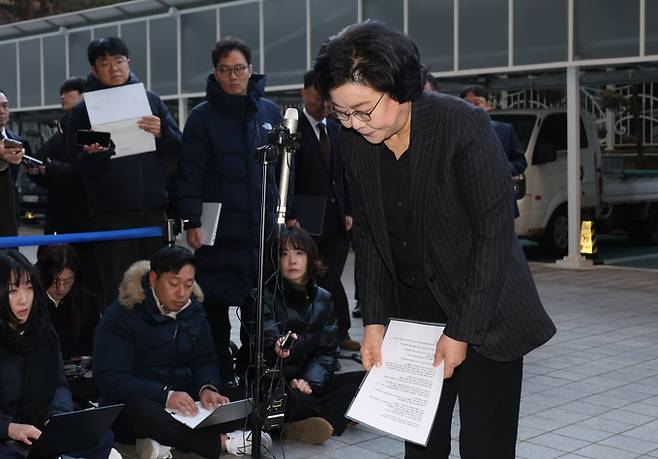 ▲ 이혜훈 기획예산처 장관 후보자가 30일 오전 서울 중구 예금보험공사에 마련된 인사청문회 준비 사무실로 출근하며 "내란은 민주주의를 파괴하는 불법적 행위"라며 "그러나 당시에는 내가 실체를 제대로 파악하지 못했다"며 사과하고 있다. 연합
