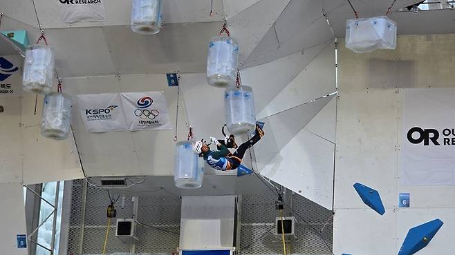 올해 1월 12일 청송에서 열린 UIAA 아이스클라이밍 월드컵에 전 세계 18개국에서 118명의 선수가 참가해 치열한 경쟁을 펼쳤다. <청송군 제공>