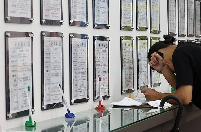 고용복지플러스센터를 찾은 구직자가 서류를 작성하고 있다.뉴시스