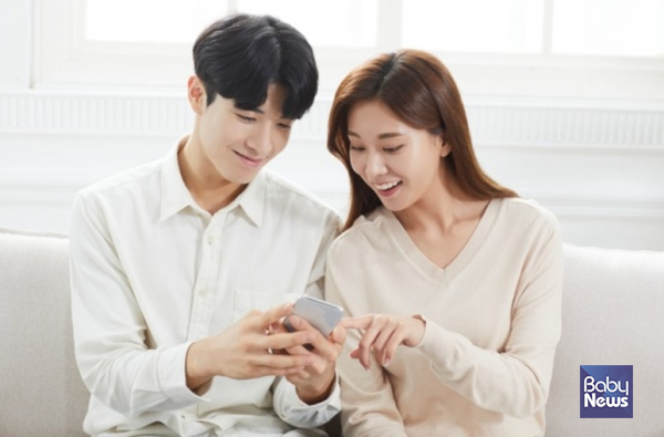 내년 4월부터 본인 또는 배우자가 출산·육아휴직을 사용하는 경우 보험료 납입 유예 등 금융 혜택이 제공된다. 체크카드 발급 연령 제한도 함께 폐지된다. ⓒ베이비뉴스