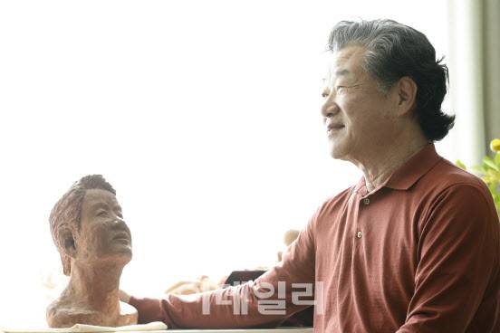 도예가로 변신한 김준규 전 검찰총장이 아틀리에로 변신한 자신의 서울 용산구 이촌동 자택으로 기자들을 초대했다. 지난 전시회 이후 만든 자소상 ‘흙작가’를 바라보며 흙작가의 길을 걷게 된 이야기를 시작했다.(사진= 이영훈 기자)