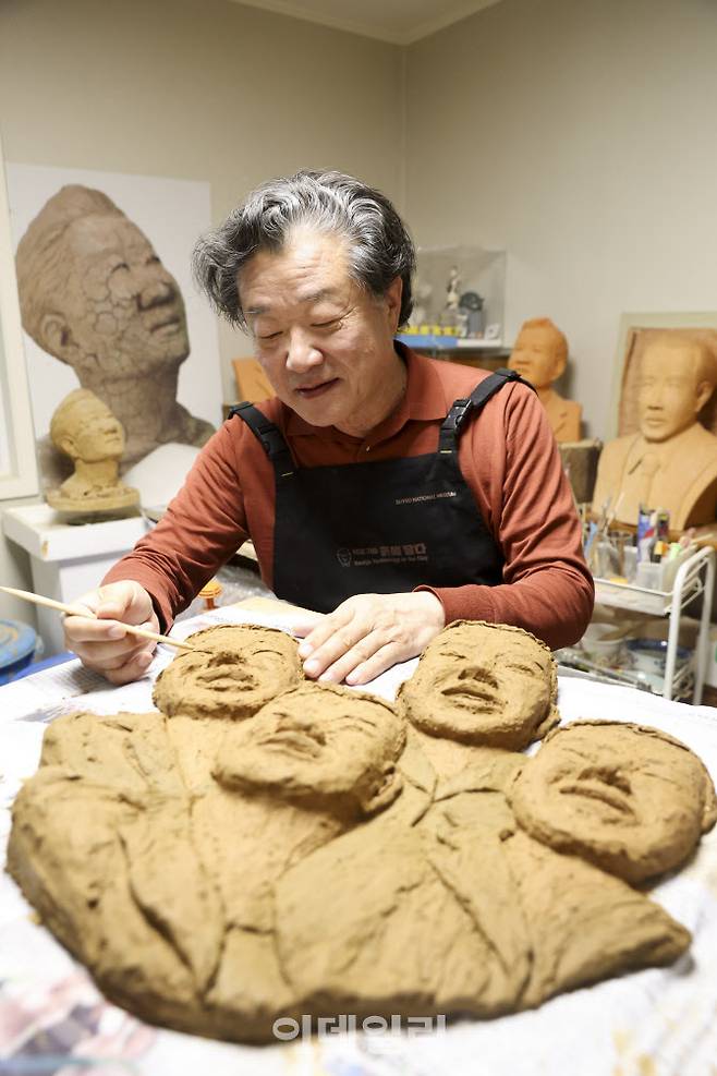 김준규 전 검찰총장이 고교 수학여행 친구들과 함께 찍은 사진을 모티브로 한 작품을 만들고 있다.(사진=이영훈 기자)