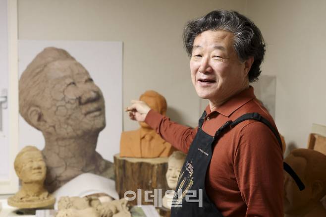김준규 전 검찰총장이 자소상 ‘Memento Mori’(죽음을 생각하라)에 대해 설명하고 있다. 이 작품은 불에 굽지 않았다. 물에 담그면 다시 흙으로 돌아간다. 흙으로 만들어진 육신도 흙으로 돌아가야 한다는 것을 작품에 담은 것이다. 그는 자녀들에게 자신이 죽은 후 이 작품을 물에 담가 달라고 부탁했다.(사진=이영훈 기자)