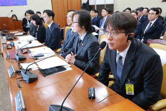 30일 국회에서 열린 쿠팡 침해사고 및 개인정보 유출, 불공정 거래, 노동환경 실태 파악과 재발 방지 대책 마련을 위한 청문회에서 박대준 전 쿠팡 대표이사가 의원 질의에 답하고 있다.(사진=연합뉴스)