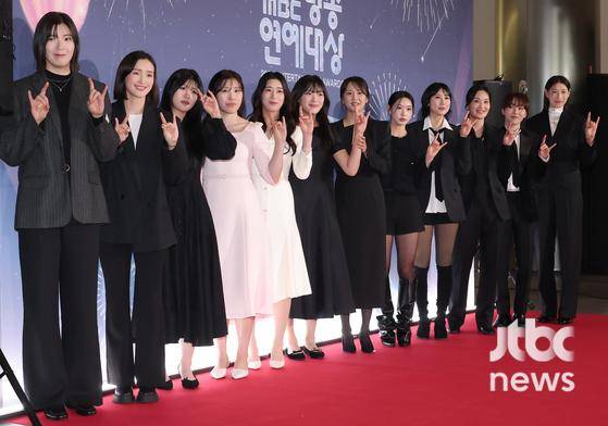 29일 오후 서울 마포구 상암동 MBC에서 'MBC 방송연예대상' 레드카펫 행사가 열렸다. 신인감독 김연경 팀이 참석해 포토타임을 갖고 있다. 박세완 엔터뉴스팀 기자 park.sewan@jtbc.co.kr