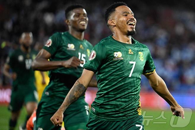 남아프리카공화국이 30일(한국시간) 짐바브웨를 3-2로 꺾고 2025 아프리카 네이션스컵 16강에 진출했다. ⓒ AFP=뉴스1