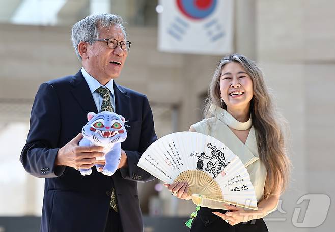 유홍준(왼쪽) 국립중앙박물관장과 넷플릭스 애니메이션 영화 '케이팝 데몬 헌터스'의 매기 강 감독/뉴스1 ⓒ News1 김도우 기자