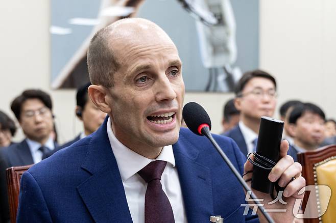 해롤드 로저스 쿠팡 대표이사가 30일 서울 여의도 국회에서 열린 제430회국회(임시회) 쿠팡 침해사고 및 개인정보 유출, 불공정 거래, 노동환경 실태 파악과 재발방지 대책 마련을 위한 연석 청문회에 출석해 최민희 위원장의 동시통역기 착용 지시에 답변하고 있다. 2025.12.30/뉴스1 ⓒ News1 이승배 기자