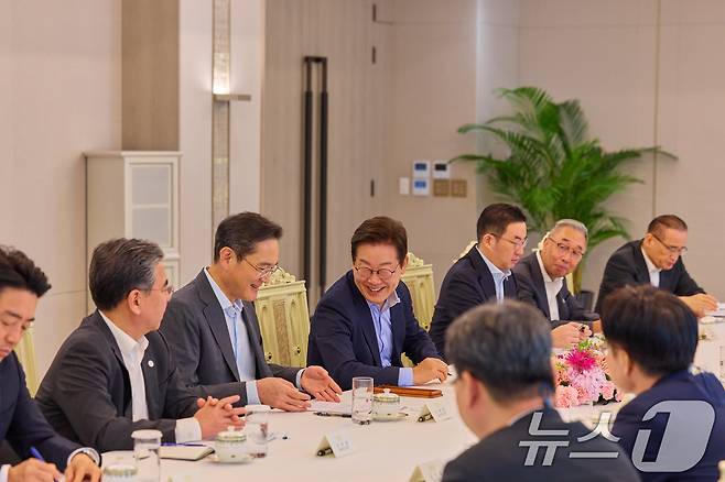 이재명 대통령이 19일 서울 용산 대통령실 청사에서 열린 미일 순방 동행 경제단체 및 기업인 간담회에서 이재용 삼성전자 회장을 비롯한 참석자들과 대화하고 있다. (대통령실 제공. 재판매 및 DB 금지) 2025.8.19/뉴스1 ⓒ News1 허경 기자