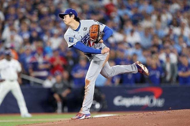 LA 다저스 오타니 쇼헤이가 1일(현지시간) 캐나다 온타리오주 토론토에서 열린 2025 ML토론토와 WS 7차전에서 1회 투구하고 있다. 사진 | AFP연합뉴스