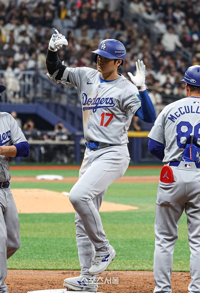 20일 오후 서울 고척스카이돔에서 ‘MLB 월드투어 서울 시리즈’ LA 다저스와 샌디에이고의 개막 경기가 열렸다. 3회초 2사에서 다저스 오타니가 샌디에이고 다르빗슈를 상대로 우전 안타를 친 뒤 세리머니를 하고 있다. 고척 | 최승섭 기자 thunder@sportsseoul.com