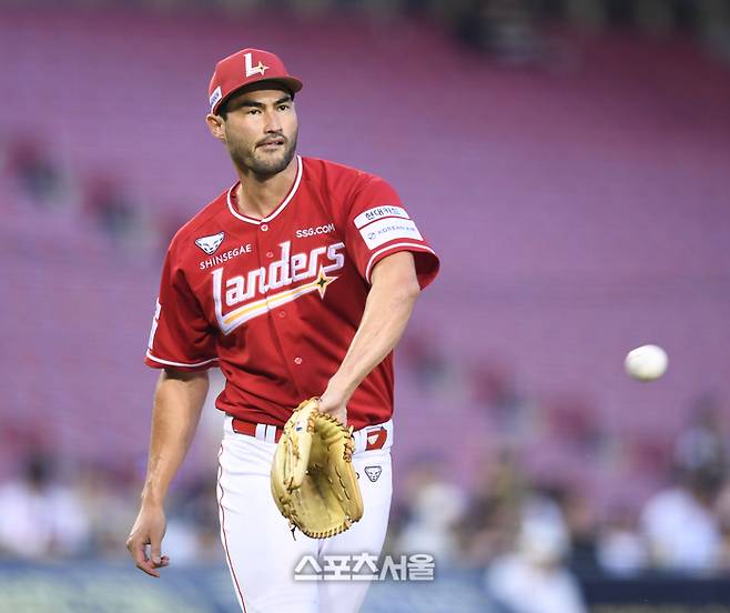 SSG 화이트가 24일 서울 잠실구장에서 열린 2025 KBO리그 두산과 경기 3회말 상대 오명진 번트안타로 무사만루가 되자 아쉬워하고 있다.  잠실 | 최승섭 기자 thunder@sportsseoul.com