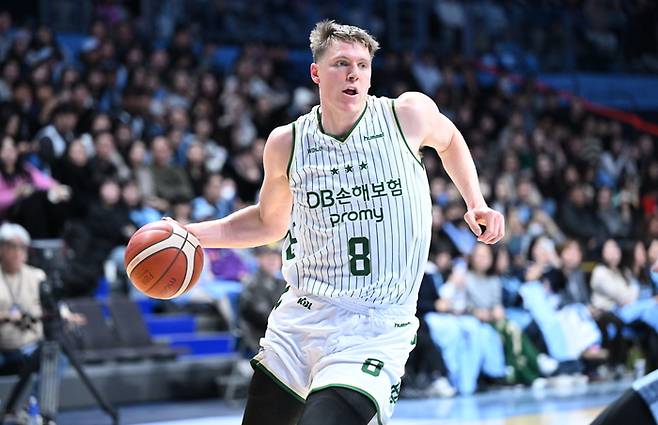 DB 엘런슨이 고양소노아레나에서 열린 2025~2026 LG전자 프로농구 3라운드 소노전에서 돌파를 시도하고 있다. 사진 | KBL