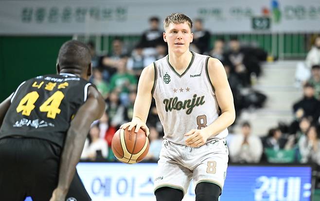 DB 엘런슨이 원주DB프로미아레나에서 열린 2025~2026 LG전자 프로농구 3라운드 삼성전에서 돌파를 시도하고 있다. 사진 | KBL