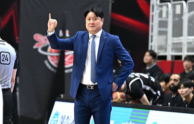 문경은 감독이 작전 지시를 내리고 있다. 사진 | KBL