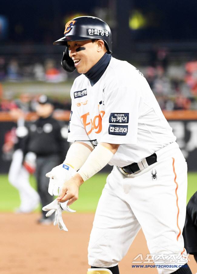 30일 대전 한화생명볼파크에서 열린 한국시리즈 4차전 한화 이글스와 LG 트윈스의 경기. 3회말 한화 손아섭이 안타를 날린 뒤 환호하고 있다. 대전=박재만 기자 pjm@sportschosun.com/2025.10.30/