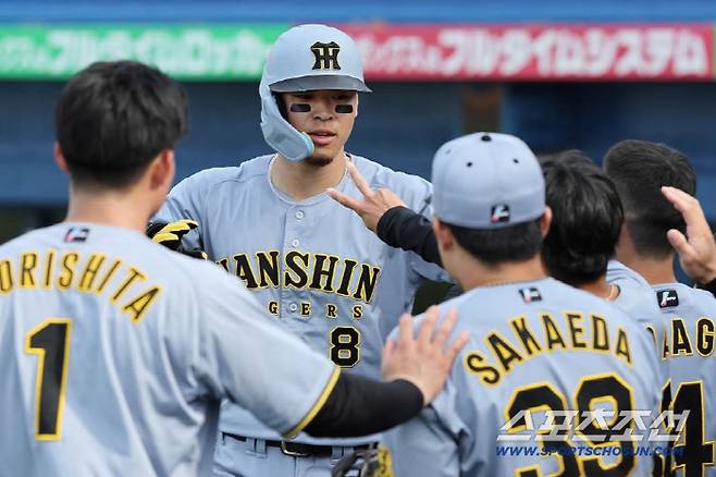 한신 4번 타자 사토가 팀에서 유일하게 연봉 재계약을 내년으로 넘겼다. 사토는 올 시즌 양 리그에서 유일하게 40홈런을 때렸다. 한신 타자로는 39년 만에 홈런=타점왕에 올랐다. 사진출처=한신 타이거즈 SNS