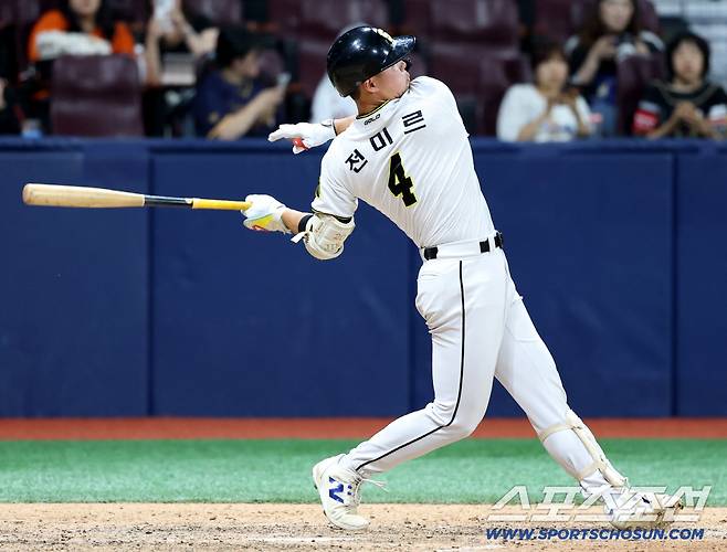 1일 고척스카이돔에서 열린 2025 KBO 퓨처스리그 챔피언결정전 상무와 KT의 경기, 8회말 상무 전미르가 타격을 하고 있다. 고척=허상욱 기자wook@sportschosun.com/2025.10.01/