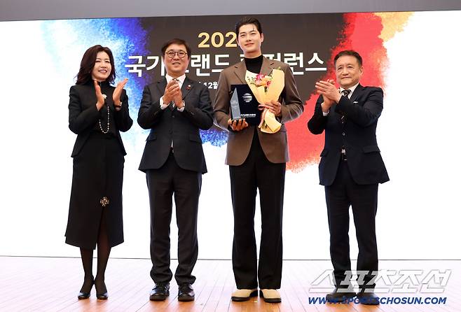 최휘영 문화체육관광부 장관이 30일 서울 영등포구 국회도서관 대강당에서 열린 2025 국가브랜드 콘퍼런스에서 펜싱 오상욱 선수에게 국가브랜드대상 글로벌 스포츠 챔피언십 부문 시상을 하고 기념 촬영하고 있다. 사진제공=문화체육관광부