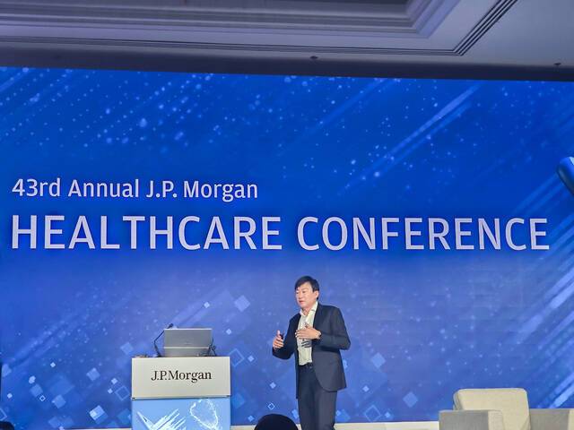 국내 바이오 기업 수장들이 다음 달 열리는 JP모건 헬스케어 콘퍼런스에 대거 참여한다. 사진은 지난해 JPMHC에서 발표 중인 존 림 삼성바이오로직스 대표. /삼성바이오로직스