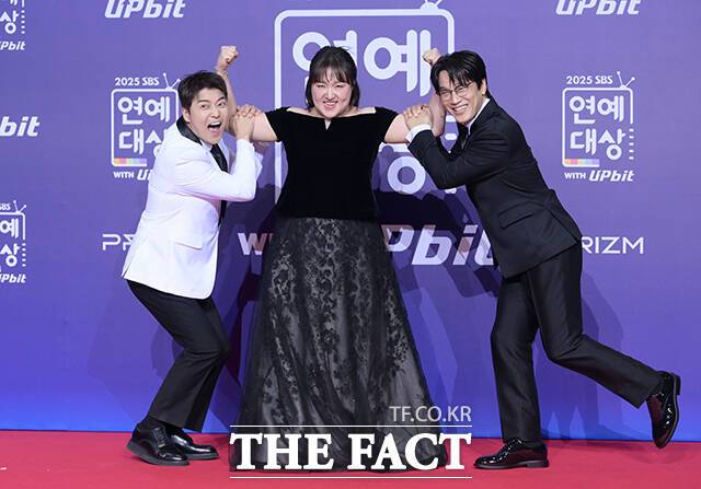 SBS 연예대상 MC 전현무와 이수지, 차태현(왼쪽부터)이 30일 오후 서울 마포구 SBS 프리즘타워에서 열린 'SBS 연예대상 포토월에 참석해 포즈를 취하고 있다. /박헌우 기자