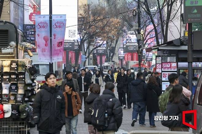 17일 서울 중구 명동거리에 '2026 코리아그랜드세일'을 알리는 현수막이 걸려 있다. 코리아그랜드세일은 방한 관광 비수기에 외국인의 방한 관광과 소비를 촉진하기 위해 항공, 숙박, 쇼핑, 식음, 체험, 편의 서비스 등 다양한 분야의 민간 참여를 바탕으로 2011년부터 개최해 온 한국의 대표 쇼핑관광축제다. 특히, 이번에는 개최 시기를 12월로 앞당겨 더욱 많은 외국인이 혜택을 누릴 수 있도록 준비했다. 2025.12.17 강진형 기자