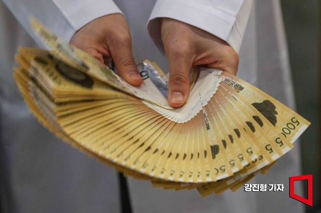 서울 중구 하나은행 본점에서 직원이 오만원권 지폐를 정리하고 있다.