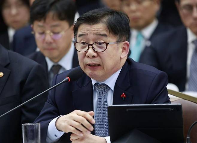 유철환 국민권익위원장이 지난 16일 정부세종컨벤션센터에서 이재명 대통령에게 업무보고를 하고 있다. 연합뉴스