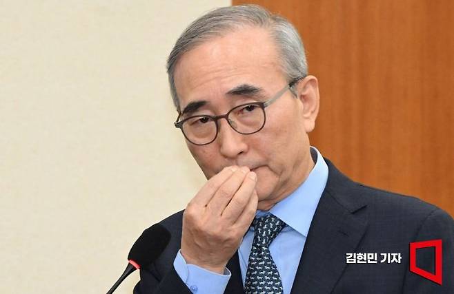 김영섭(오른쪽) KT 대표가 21일 서울 여의도 국회에서 실시된 과학기술정보방송통신위원회의 해킹사태 관련 국정감사에 출석해 의원들의 질책을 듣고 있다. 2025.10.21 김현민 기자