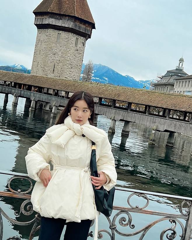 화이트 패딩 재킷 위에 화이트 패딩 머플러를 스타일링한 기은세. @kieunse