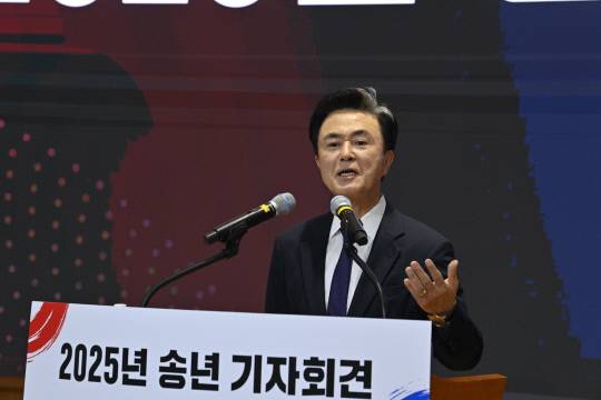 김태흠 지사가 도청 대회의실에서 송년 기자회견을 하고 있다. 충남도 제공.