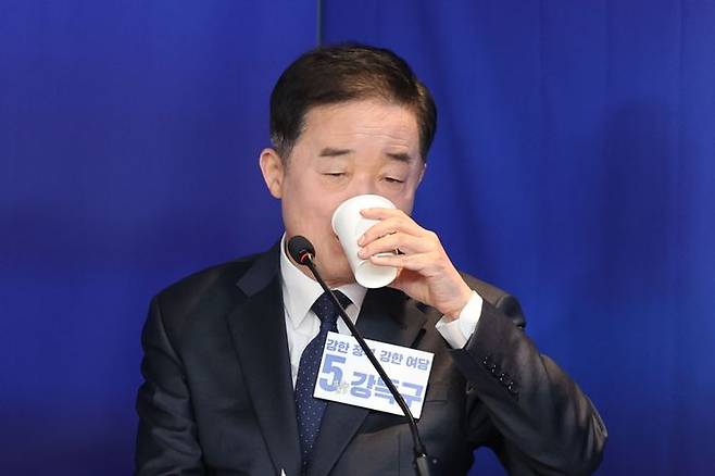 강득구 더불어민주당 최고위원 후보가 30일 오전 서울 여의도 더불어민주당사에서 열린 최고위원 보궐선거 제1차 합동토론회에서 물을 마시고 있다. ⓒ뉴시스