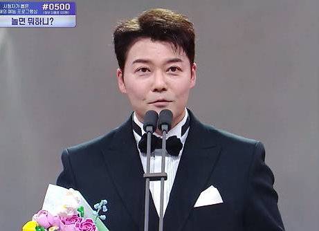 전현무가 MBC 공개홀에서 열린 ‘2025 MBC 방송연예대상’에서 올해의 예능인상 수상자로 무대에 올라 소감을 말하고 고개를 숙였다. 뉴시스