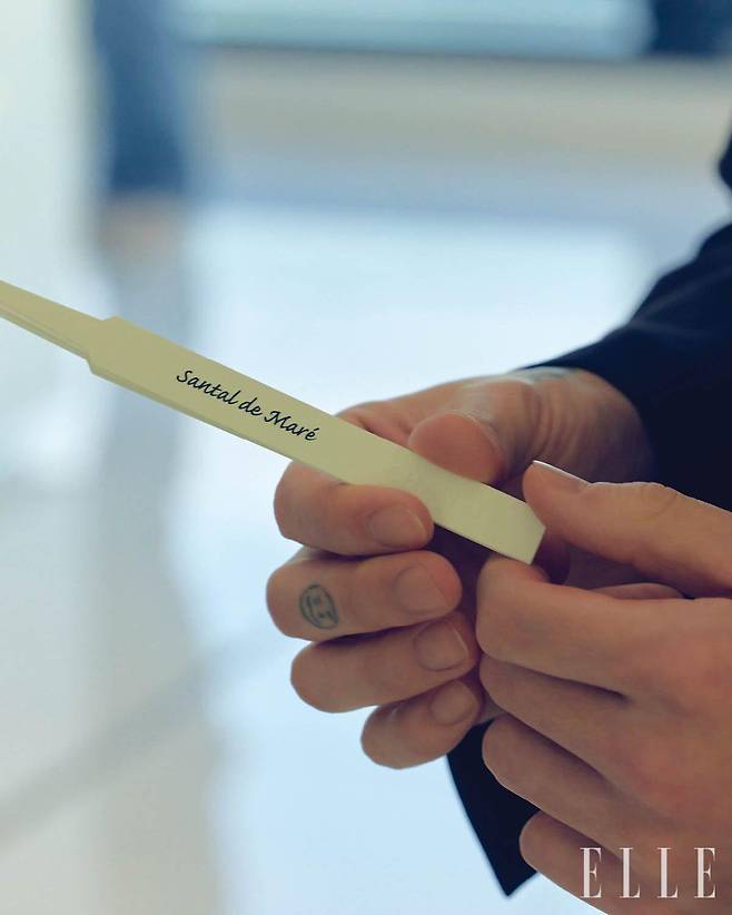 올리비에 뽈쥬가 건넨 시향지를 손에 든 채 샤넬 향수에 대해 알아가는 시간.