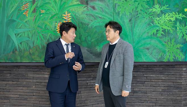 박민원 총장과 신혜권 이티에듀 대표가 환담을 나누고 있다. (사진=우단우PD)