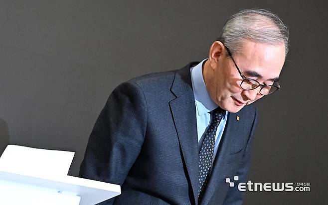 정부가 무단 소액결제 사태와 해킹 사고에 대한 책임으로 KT에게 전 고객 대상 위약금 면제 조치를 요구한 가운데 김영섭 KT 대표가 30일 서울 종로구 KT 광화문 West 사옥에서 침해사고 관련 대고객 사과를 하고 있다.  이동근기자 foto@etnews.com