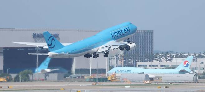 하나증권은 대한항공에 대해 환율 하락 효과와 아시아나항공과의 합병 완료 등으로 2026년 주가가 상승할 것으로 전망했다. 사진은 인천국제공항에서 이륙하는 대한항공 여객기의 모습. 2025.9.10/뉴스1