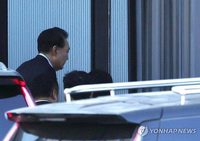 지난 1월 15일 오전 내란 우두머리' 혐의로 체포된 윤석열 대통령이 경기도 과천시 정부과천종합청사 고위공직자범죄수사처로 들어가고 있다. 연합뉴스