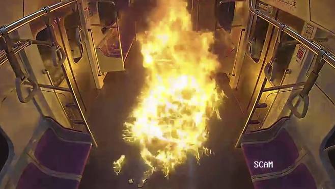 지난 5월 31일 오전 8시 42분쯤 60대 남성 원모씨가 지하철 5호선 여의나루역과 마포역 간 터널 구간을 달리는 열차에 불을 지르고 있다. 서울남부지검 제공