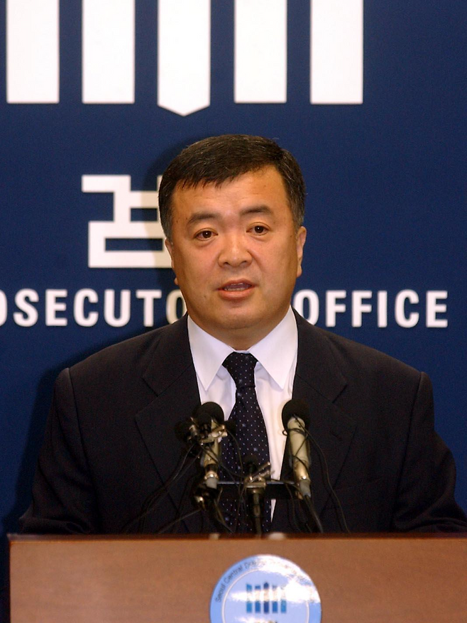 2006년 5월 12일 서울중앙지검 이인규 3차장 검사가 서초동 검찰청사에서 황우석 사건 최종 수사 결과를 발표하고 있다.한국일보 자료사진