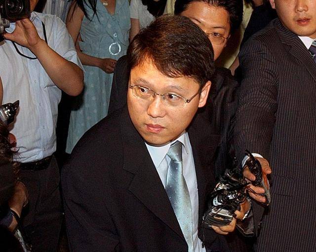 2006년 6월 20일 황우석 사건 관련 연구비 횡령으로 불구속 기소된 강성근이 첫 공판 출석을 위해 서울 서초동 서울중앙지법 법정에 들어서고 있다. 그에 대한 서울대의 해임 처분은 교육부와 법원에서 다툼을 거쳐 5년 만에 확정됐다. 한국일보 자료사진